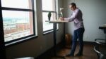 Bureau debout – une surface en bois qui stabilise l’attention